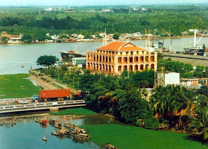 Description: Bến Nhà Rồng
